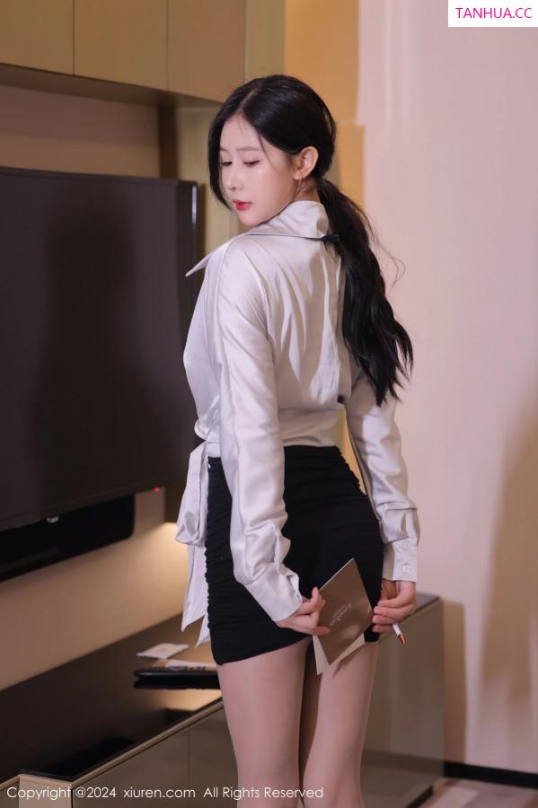 尹甜甜  [XiuRen]高清写真图 2024.01.08 No.7926 尹甜甜 短裙美腿第3张图片